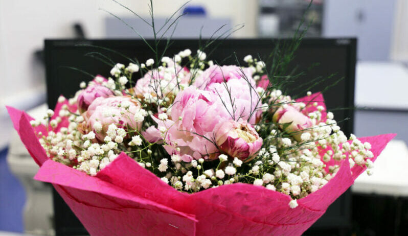 15 Unique Administrative Professionals Day Ideas To Celebrate Your Colleagues This April