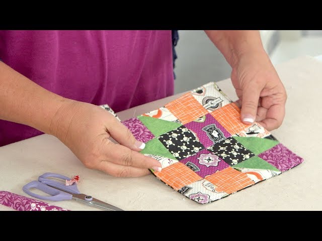 Create holiday pot holders in a snap with Carmen Geddes' simple-to-follow instructions and a few fabrics from your stash.