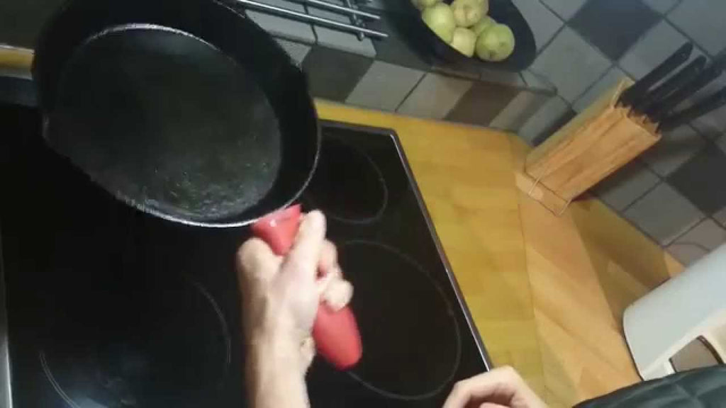 We have received questions regarding if the hot handle holder has a stable grip or if the skillet will twist inside the handle holder