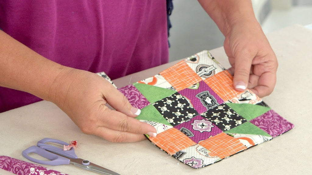 Create holiday pot holders in a snap with Carmen Geddes' simple-to-follow instructions and a few fabrics from your stash.